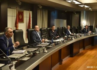 Док влада Црне горе забрањује богослужбена сабрања, омладина СПЦ пружа помоћ грађанима