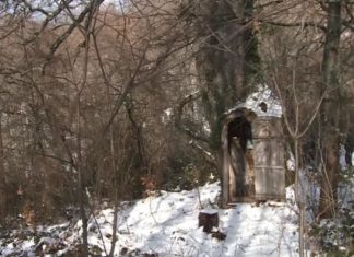 ОВО ЈЕ НАЈМАЊА ЦРKВА У СРБИЈИ у њу стају 3 верника