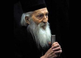 Патријарх Павле: Да ли треба брисати кашичицу после причешћа сваког верника?