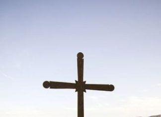 Симбол нове уздиже се над средиштем старе Србије – манастиром Жичом