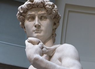 Оштећена мраморна стена сматрана неупотребљивом, а из ње је исклесан највеличанственија људска фигура ренесансе