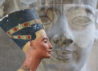 ТРАГАЈУЋИ ЗА НЕФЕРТИТИ: ДА ЛИ ТУТАНКАНОМА ГРОБНИЦА ТАЈНУ ОДАЈУ?