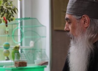 Валамски монаси научили папагаја Гошу да се моли (ВИДЕО)
