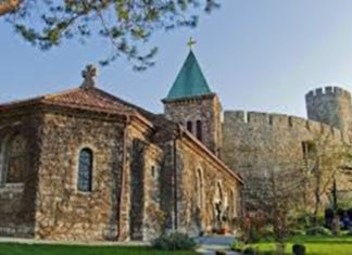 РУЖИЦА НА КАЛЕМЕГДАНУ – СНАЖНА ПОРУКА УНУТАР НАЈСТАРИЈЕ БЕОГРАДСКЕ ЦРКВЕ