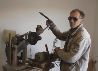 ЉУБИША ЈЕ ЧУДО ОД ЧОВЕКА: Иако потпуно слеп вешто барата оштрим стругом, одличан је бравар и још бољи столар