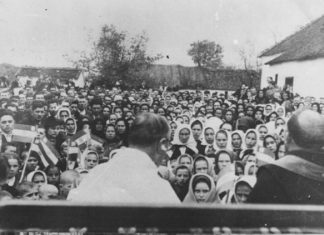 Злогласни свештеник Сидоније Шолц врши обред масовног католичења православних Срба. Козарска Дубица, август 1941. године