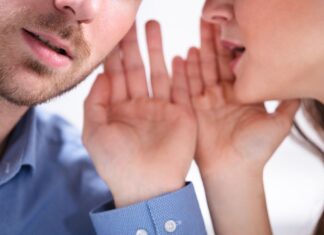 Од безазлених гласина до олајавања: Зашто сви трачаримо, а презиремо трач?