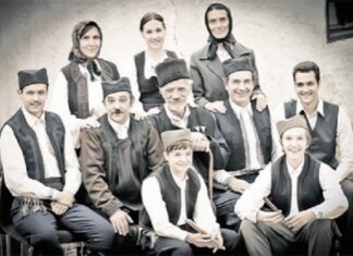 Кад су Српкиње први пут седале за сто са својим мужевима: Њихова је дужност била дворити, доносити јело и тањире мењати