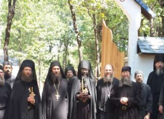 Индијанске старешине из резервата често долазе чак и на свеноћно Васкршње богослужење