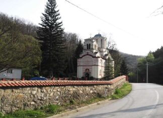 У манастиру Тумане мајке се сатима не одмичу од кивота Светитеља. Наквашен од суза, под улегне од њиховог клечања, а онда се деси ЧУДО