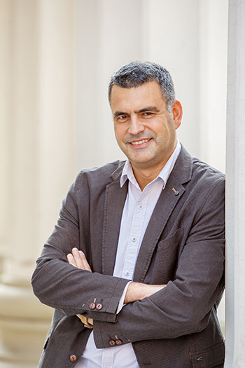 "ПОЈМОВНИК": СЛОБОДАН ВЛАДУШИЋ - ОД АГАПЕ И ЕРОСА СУРВАЛИ СМО СЕ ДО ЉУБАВИ ПРЕМА САМОМ СЕБИ - Čudo