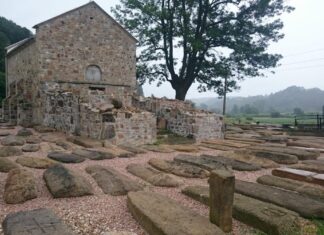 Средњовековна црква са некрополом у Дићима