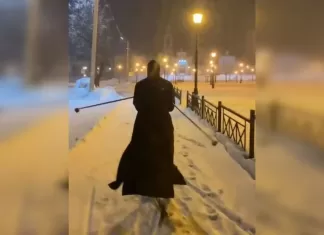 Уралски свештеник на скијама (ВИДЕО)