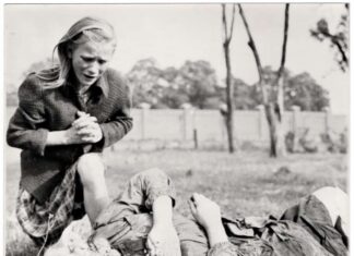 На њиви биле само жене. Зашто су пуцали? – Потресна прича иза фотографије која никада неће престати да растужује свет