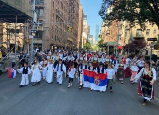 ЗАИГРАЛО KОЛО НА МЕНХЕТНУ! Амерички медији пишу о малим српским фолклорашима