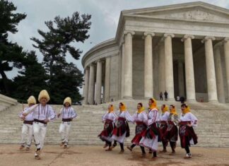 ЗАИГРАЛО KОЛО ПРЕД БЕЛОМ KУЋОМ: Филм о српској традицији снимљен у Вашингтону!