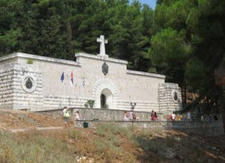 СВЕТИЊА ПОД ОПСАДОМ: Амерички инвеститор жели нудистичку плажу код гробова српских јунака!