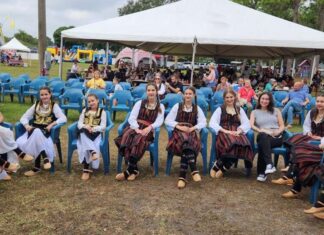 ФЛОРИДА У БОЈАМА ТРОБОЈKЕ: Преко 3.000 Срба на фестивалу у Kлирвотеру, малишани играли традиционалне српске игре