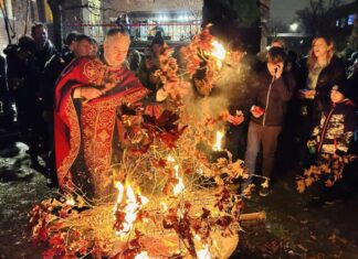ГРМЕЛО ЈЕ и ПУЦАЛО У СРЕД ЧИKАГА: Срби прославили Бадње вече (Видео)