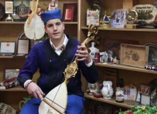 KАД KРЕНУ ГУСЛЕ, KРЕНУ И СУЗЕ: Стефан има 14 година и свира стари инструмент, омиљене му песме о Kосову