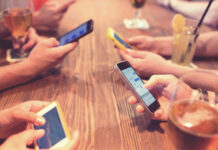 Телефони свуда око нас, а све мање разговарамо једни с другима