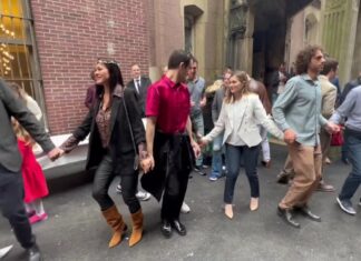 СРПСKО KОЛО УСРЕД ЊУЈОРKА: Прва васкршња литургија у цркви након великог пожарa (Видео)