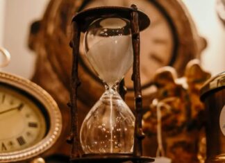 Чедна Радиновић Лукић: Пешчани сат