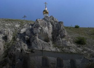 Дивногорје: како изгледа манастир уклесан у креди (ФОТО)