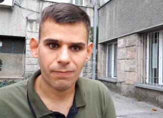 Од 2. године је слеп али то га није спречило да заврши факултет са 9,76, научи неколико језика и запосли се