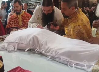 Пресвлачење моштију Светог краља Милутина изнедрило нестварне сцене (ВИДЕО)