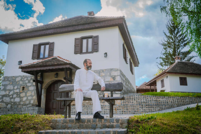 ispred kuce vl Nikolaja