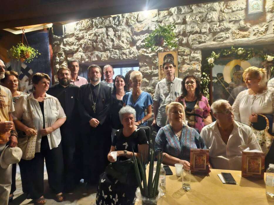 Промовисана збирке духовне поезије „Витлејемска ружа“ у порти цркви Светог Симеона Мироточивог на Немањиној обали