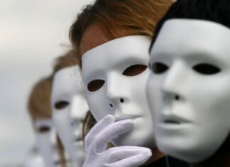 Чувај се оних који се претварају да те воле