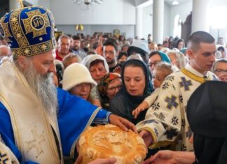 Патријарх Порфирије: Христов пример треба да буде подстрек сваком од нас да бринемо о мајкама и о свакој жени