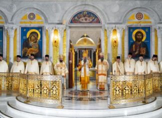 Патријарх Порфирије: Нека је срећан празник Материце и нека је благословена свака мајка и свака жена