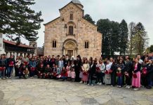 Патријарх Порфирије са својим стипендистима са Косова и Метохије