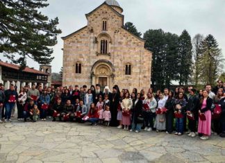 Патријарх Порфирије са својим стипендистима са Косова и Метохије