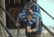 (ВИДЕО)Мајка која је сина носила од рођења до његовог последњег даха