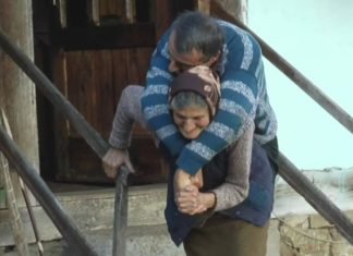 (ВИДЕО)Мајка која је сина носила од рођења до његовог последњег даха