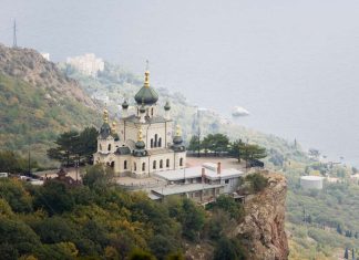 Храм који лебди између неба и земље, а чува причу о царевима, љубави и чуду