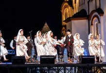 „У част Срба светитељаˮ: Фолклорни ансамбл „Вилаˮ наступио у порти храма у Ветернику