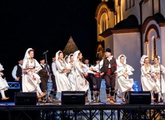 „У част Срба светитељаˮ: Фолклорни ансамбл „Вилаˮ наступио у порти храма у Ветернику